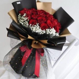 Royal Golden Glow Red Rose Bouquet