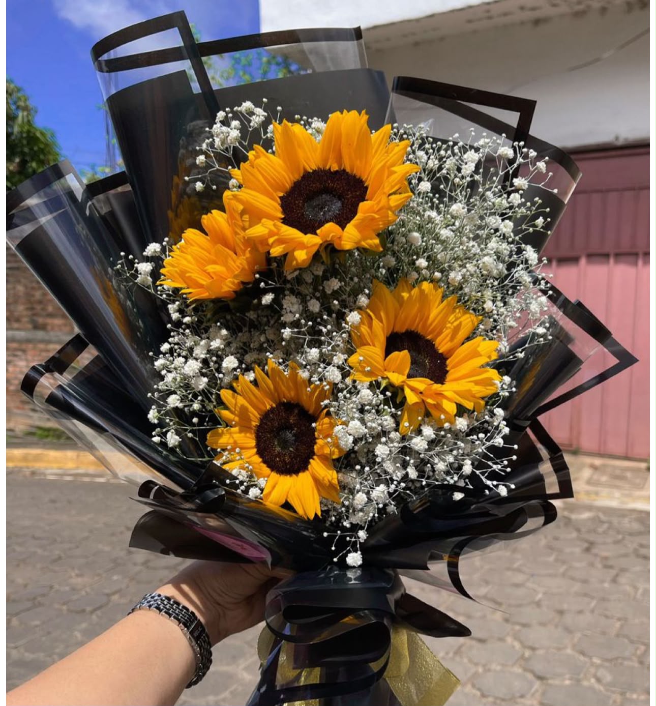 Luxury Sunflower Bouquet with Baby's Breath