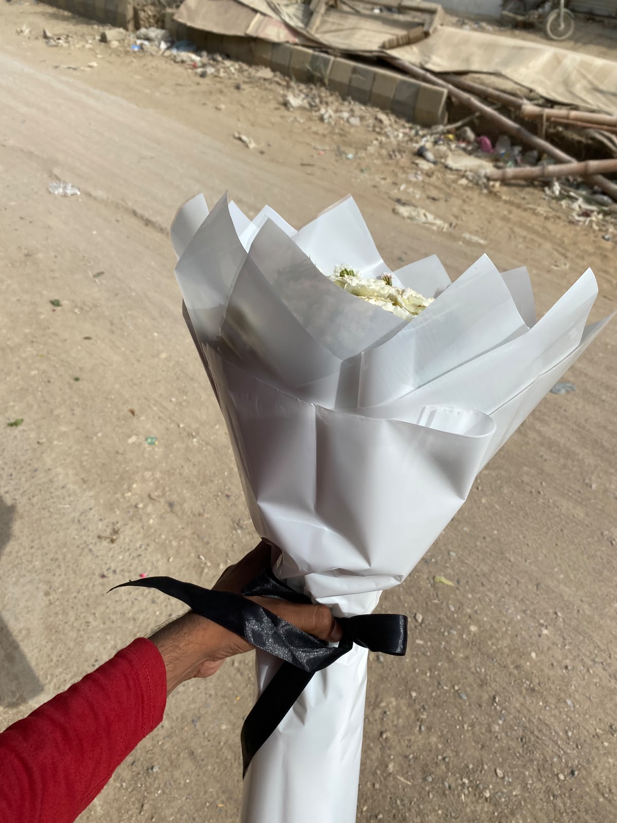 Grand Off-White Rose & Statice Luxury Bouquet - Image 2